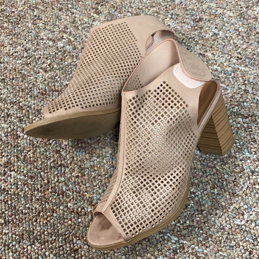 Cityclassified Beige suede open toe heel 8, 3” heel